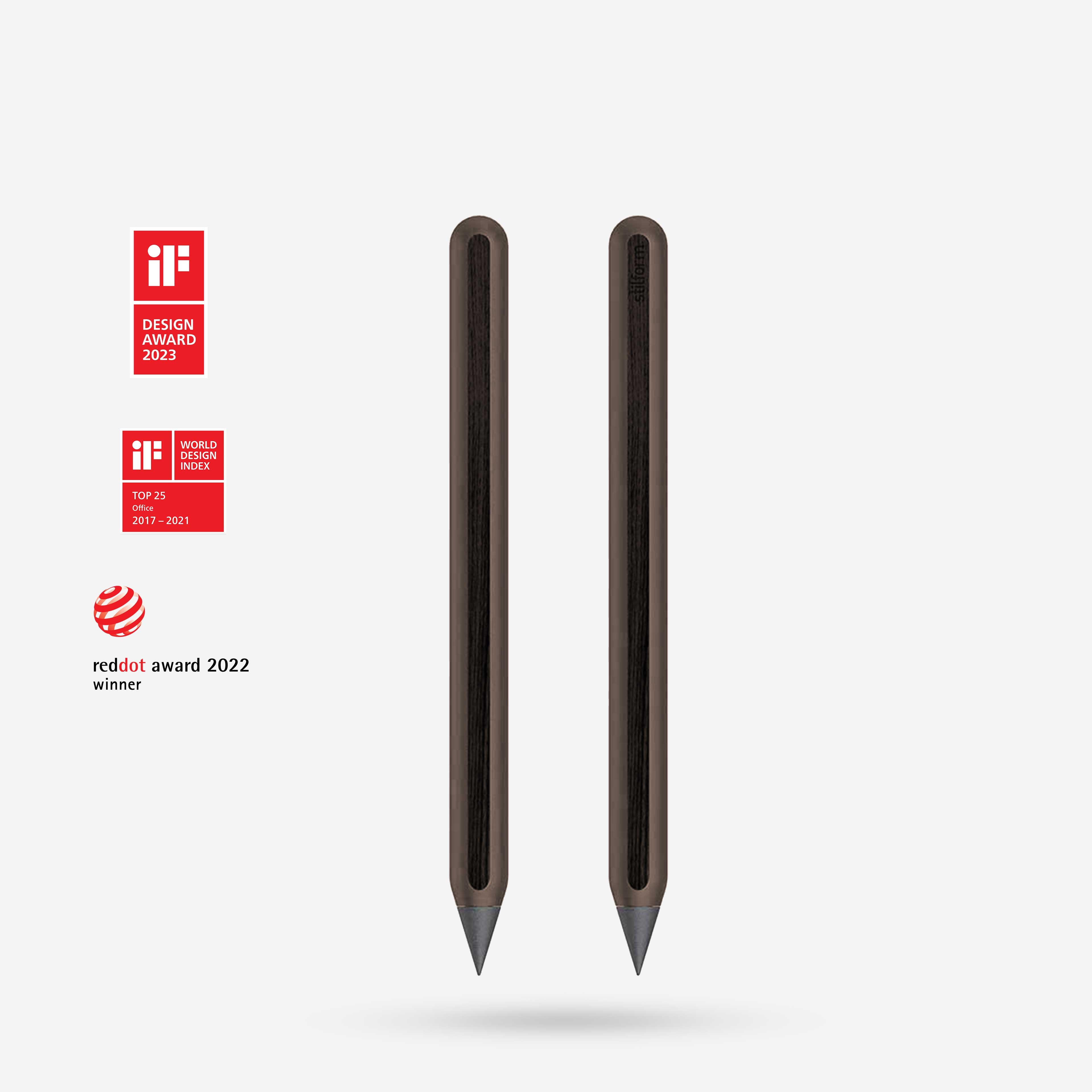 AEON Aluminium-Bleistift in Walnut Brown mit Graphit-Spitze, Vorder- und Rückansicht, daneben Design-Auszeichnungen 2022 und 2023