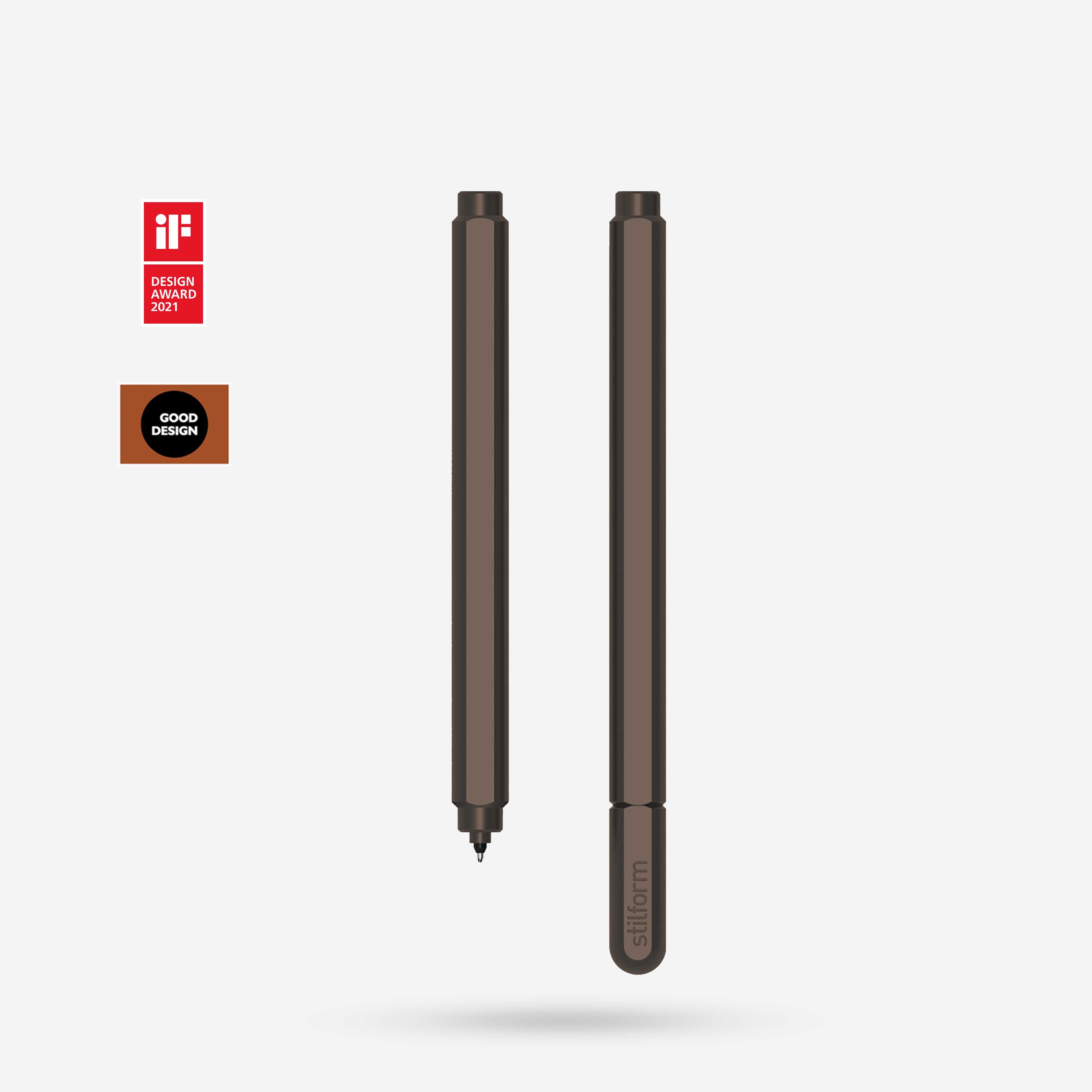 Aluminium Gelschreiber ARC in
Walnut Brown, Vorder- und Rückansicht, daneben Design-Auszeichnungen