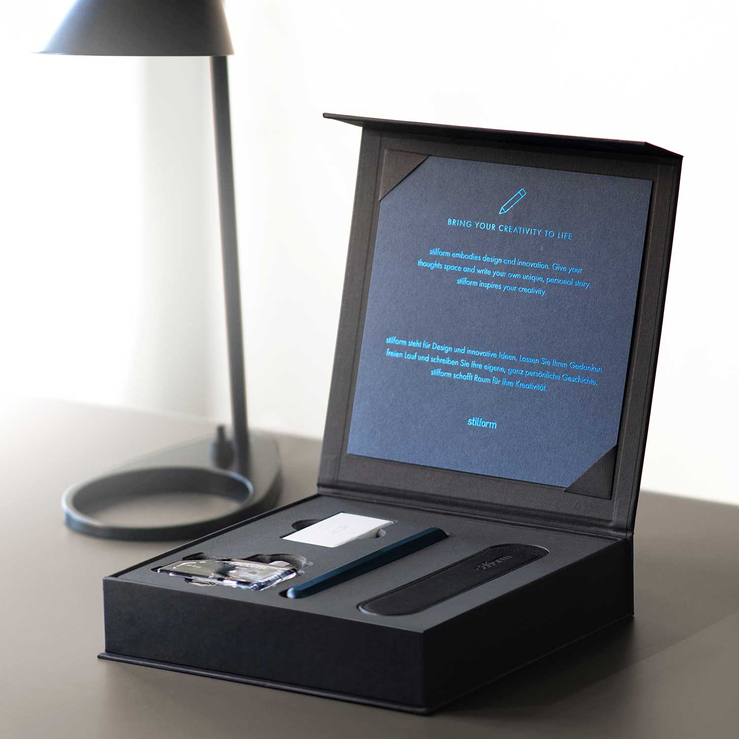 Geschenkbox Night Sky mit Füllfederhalter und Zubehör auf modernem Schreibtisch