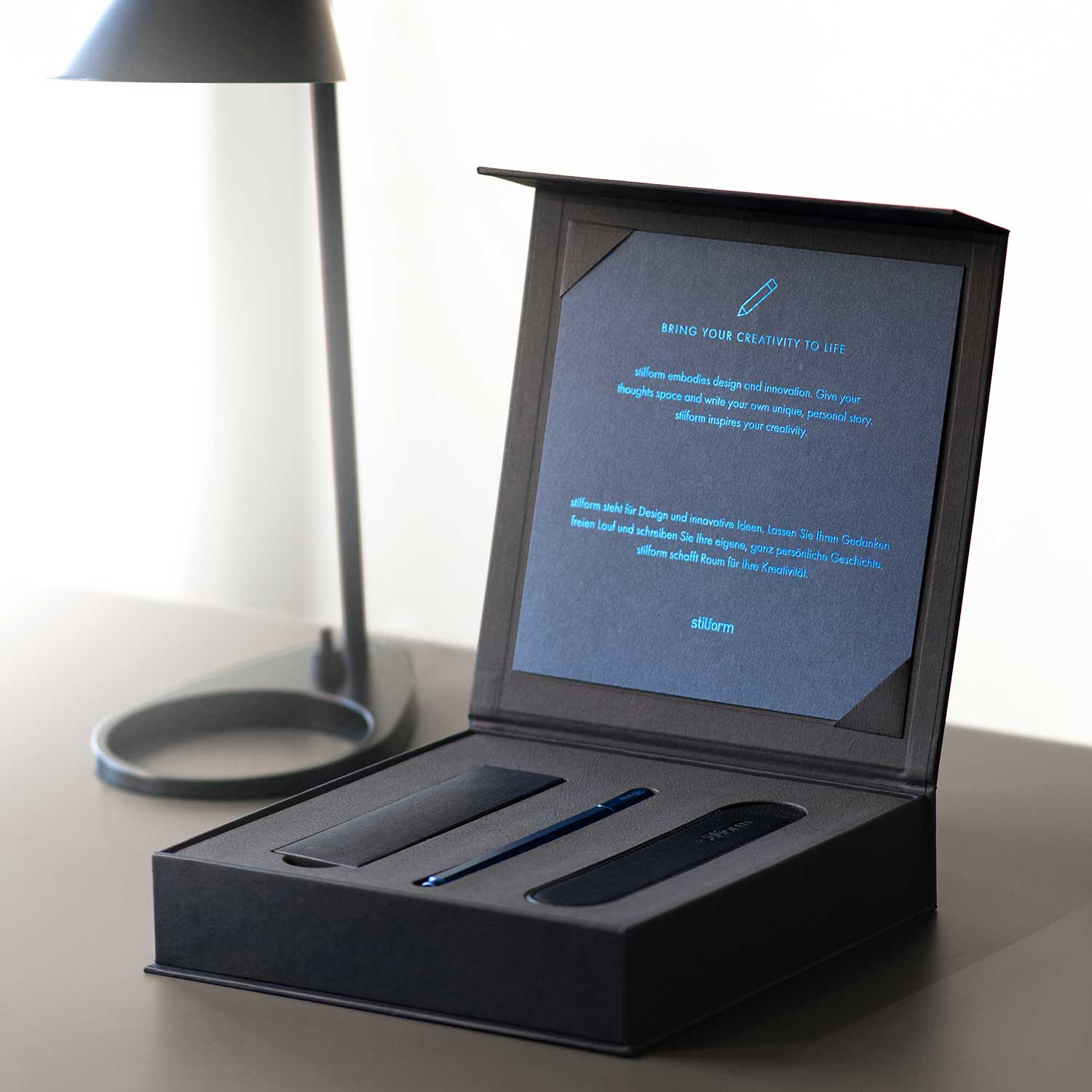 Geschenkbox Gelschreiber Night Sky mit und Zubehör auf modernem Schreibtisch