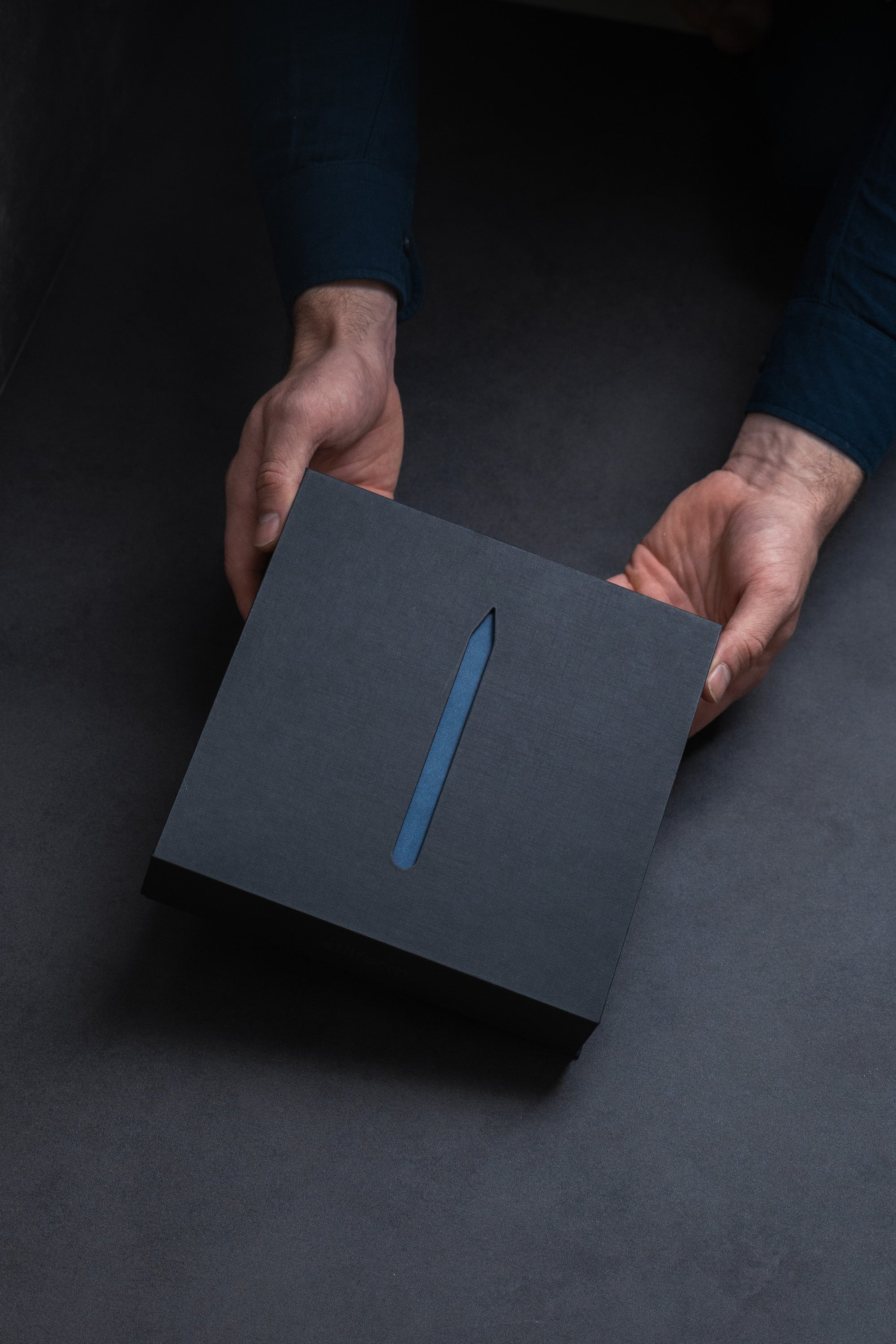 Geschenkbox Night Sky in beiden Händen gehalten