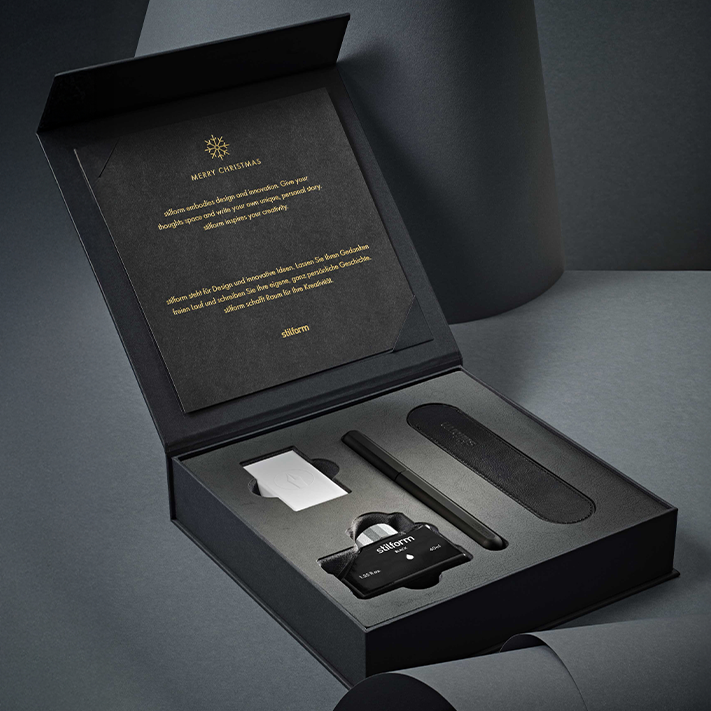 Geschenkbox Black Edition mit Füllfederhalter und Zubehör auf modernem Schreibtisch