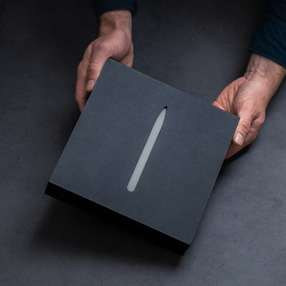 Geschenkbox Titan Kugelschreiber Pen in beiden Händen gehalten