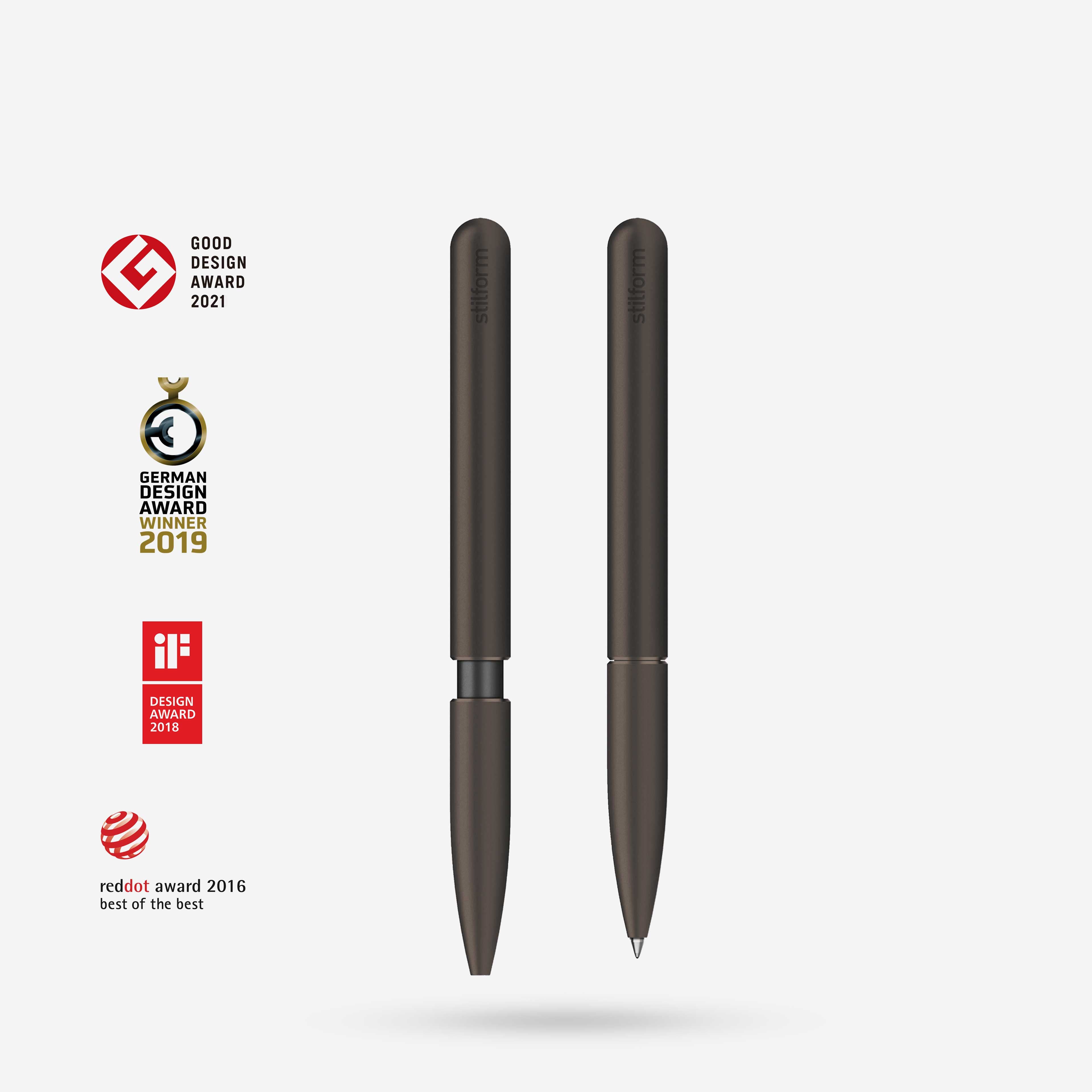 Aluminium Kugelschreiber Pen in Walnut Brown, Vorder- und Rückansicht, daneben Design-Auszeichnungen