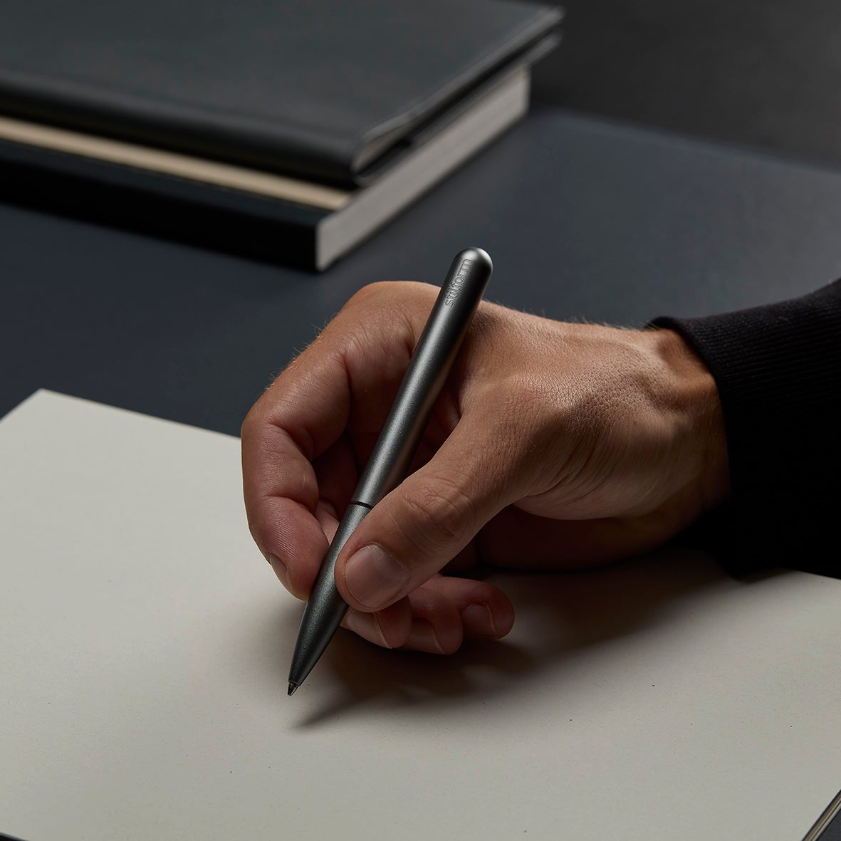 Aluminium Kugelschreiber Pen in Warp Black beim Schreiben auf weißem Papier