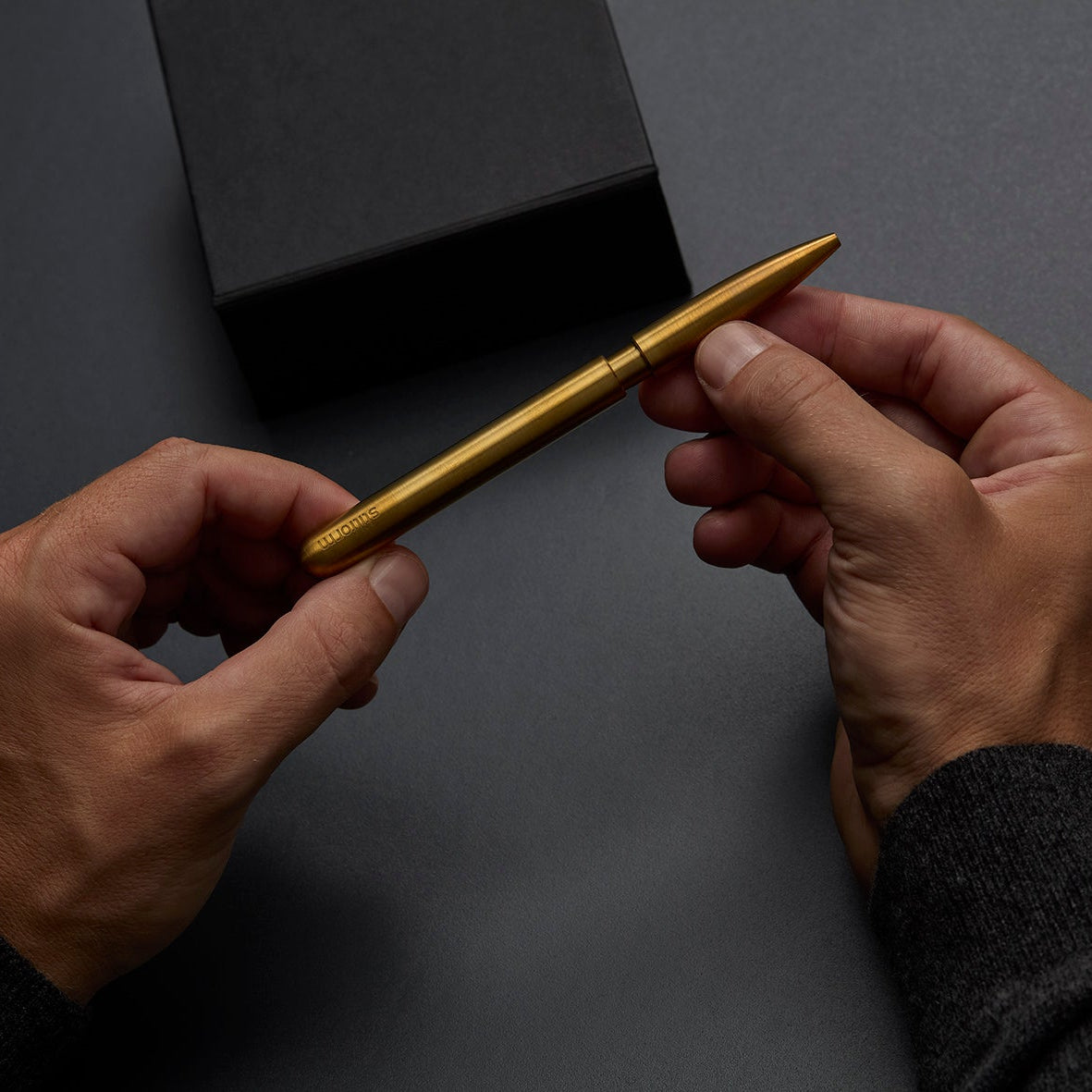 Messing Kugelschreiber Pen, gehalten in beiden Händen