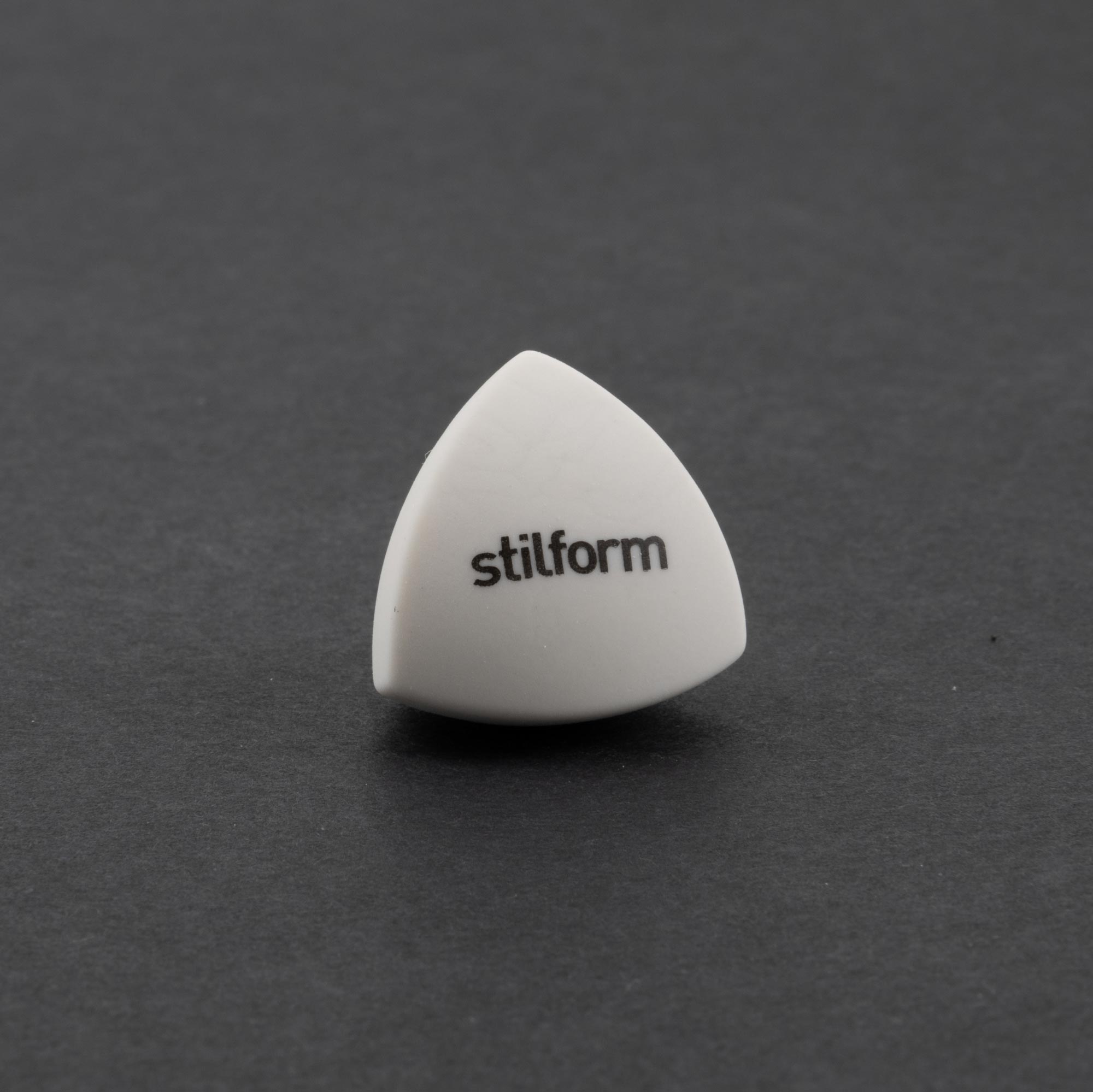 Radiergummi mit stilform Logo auf grauem Untergrund