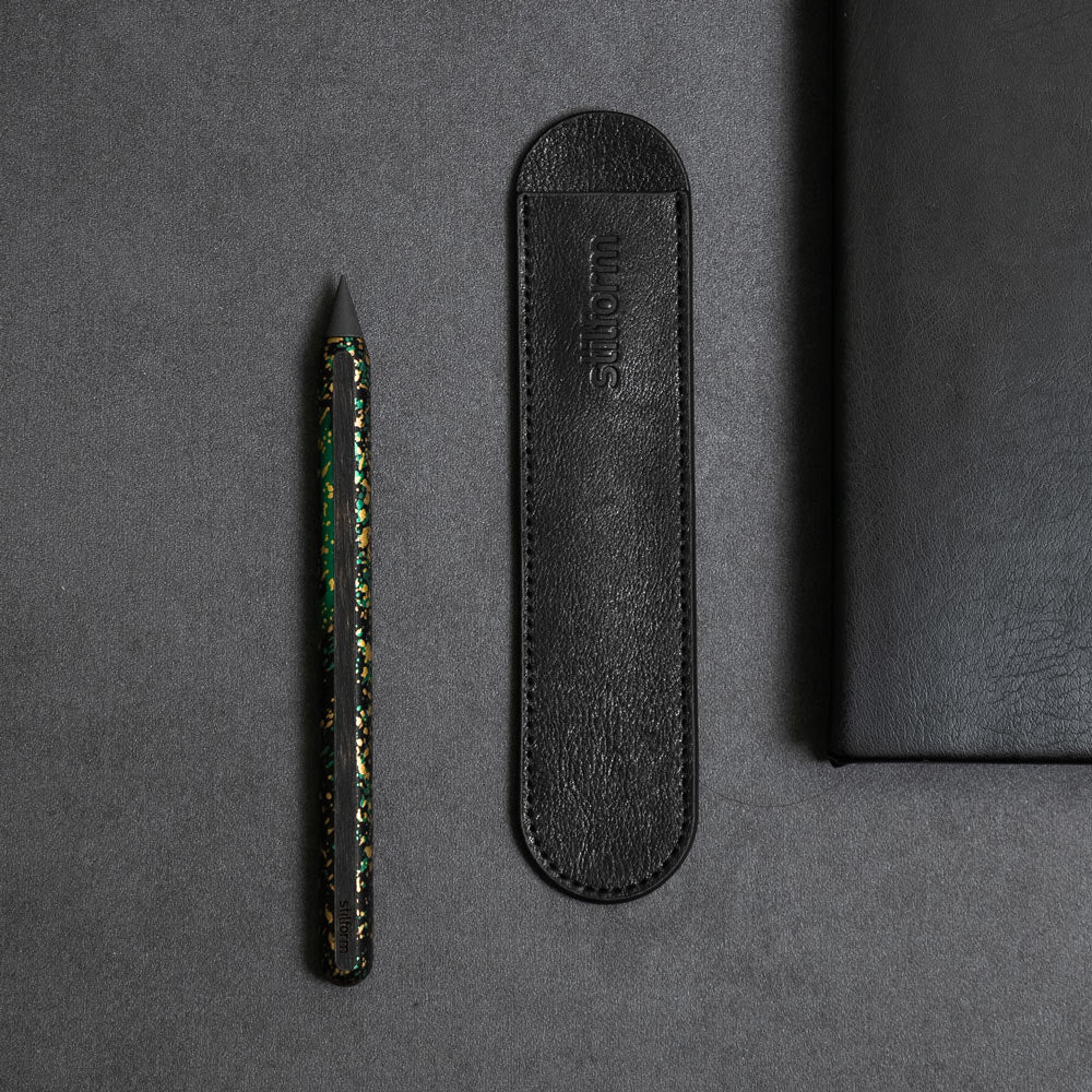 Stifteetui aus schwarzem Leder im Größenvergleich mit AEON Bleistift Splash