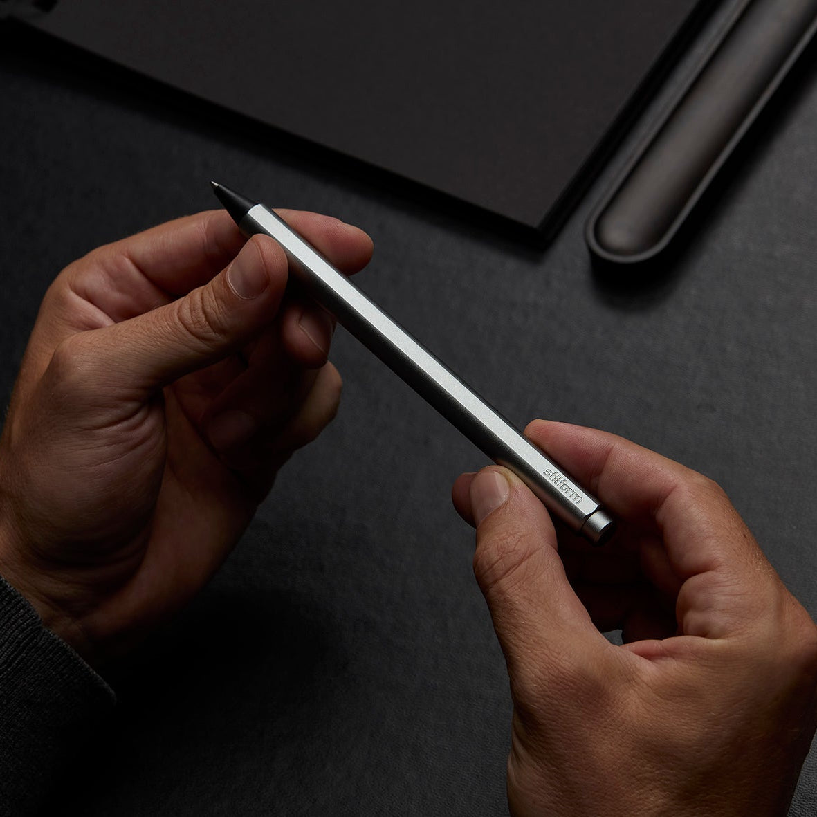 Tintenroller Aluminium Flow gehalten in beiden Händen