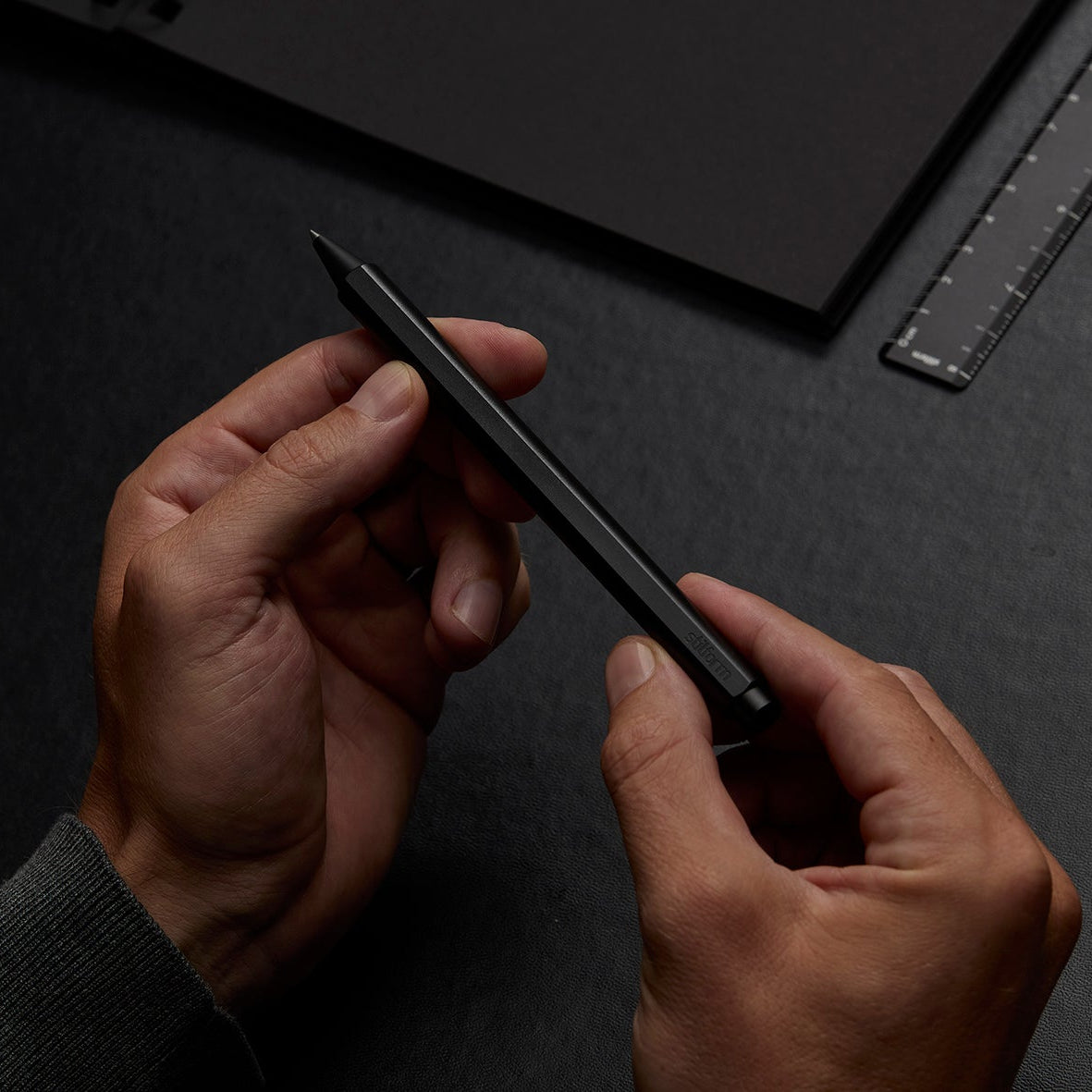 Tintenroller Titan Flow gehalten in beiden Händen