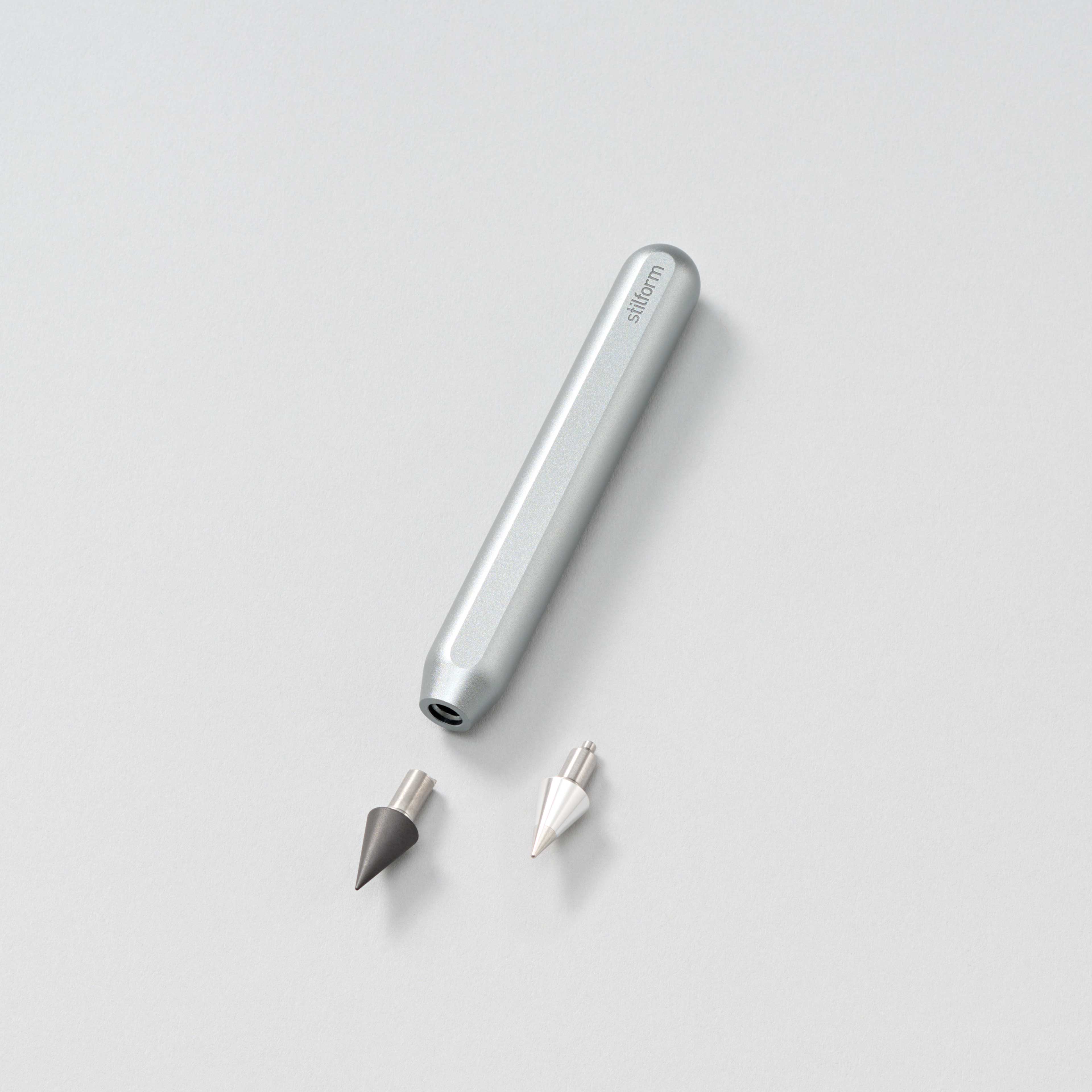 AEON Nano Aluminium-Bleistift in Comet Grey mit zwei austauschbaren Spitzen im Vergleich