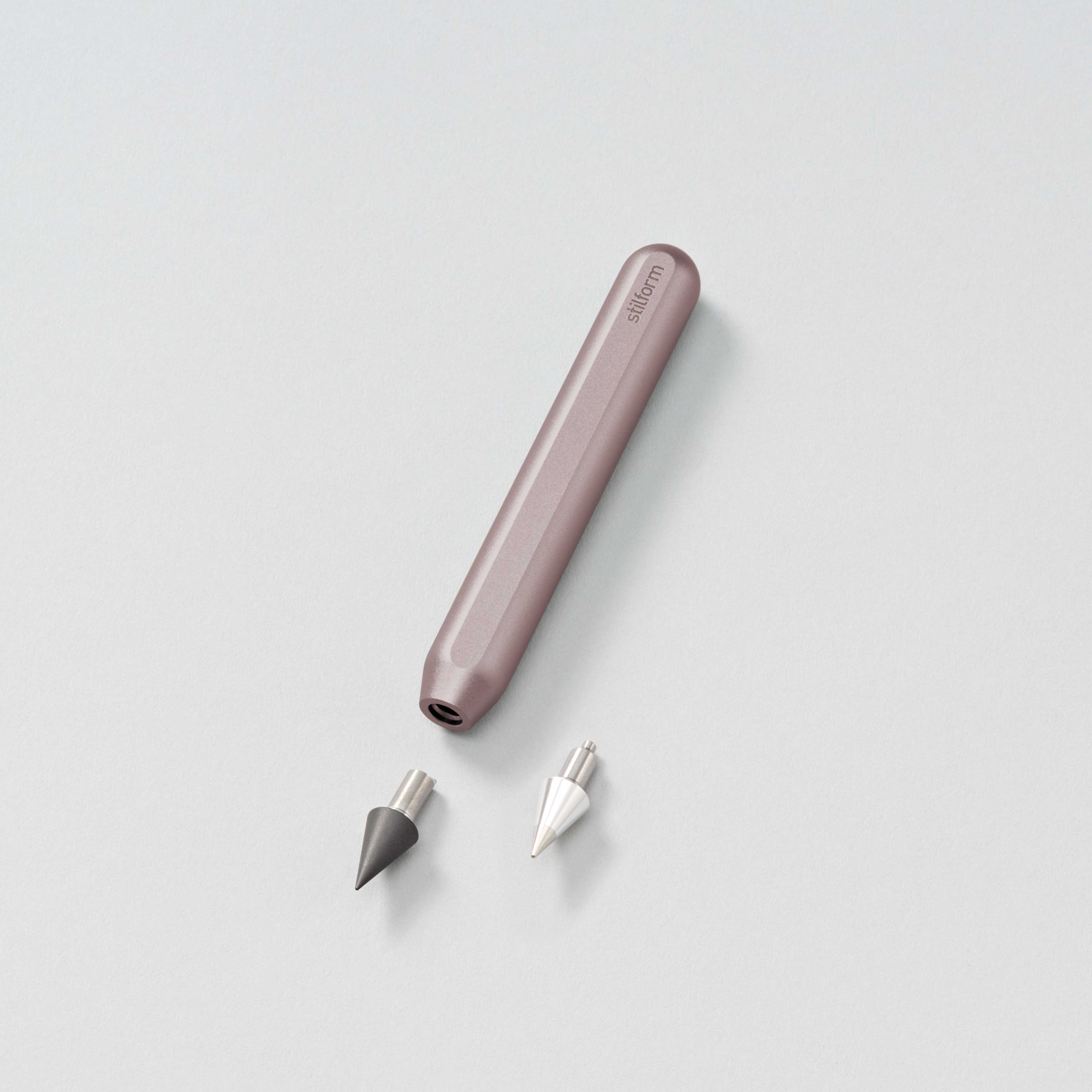 AEON Nano Aluminium-Bleistift in Velvet Berry mit zwei austauschbaren Spitzen im Vergleich