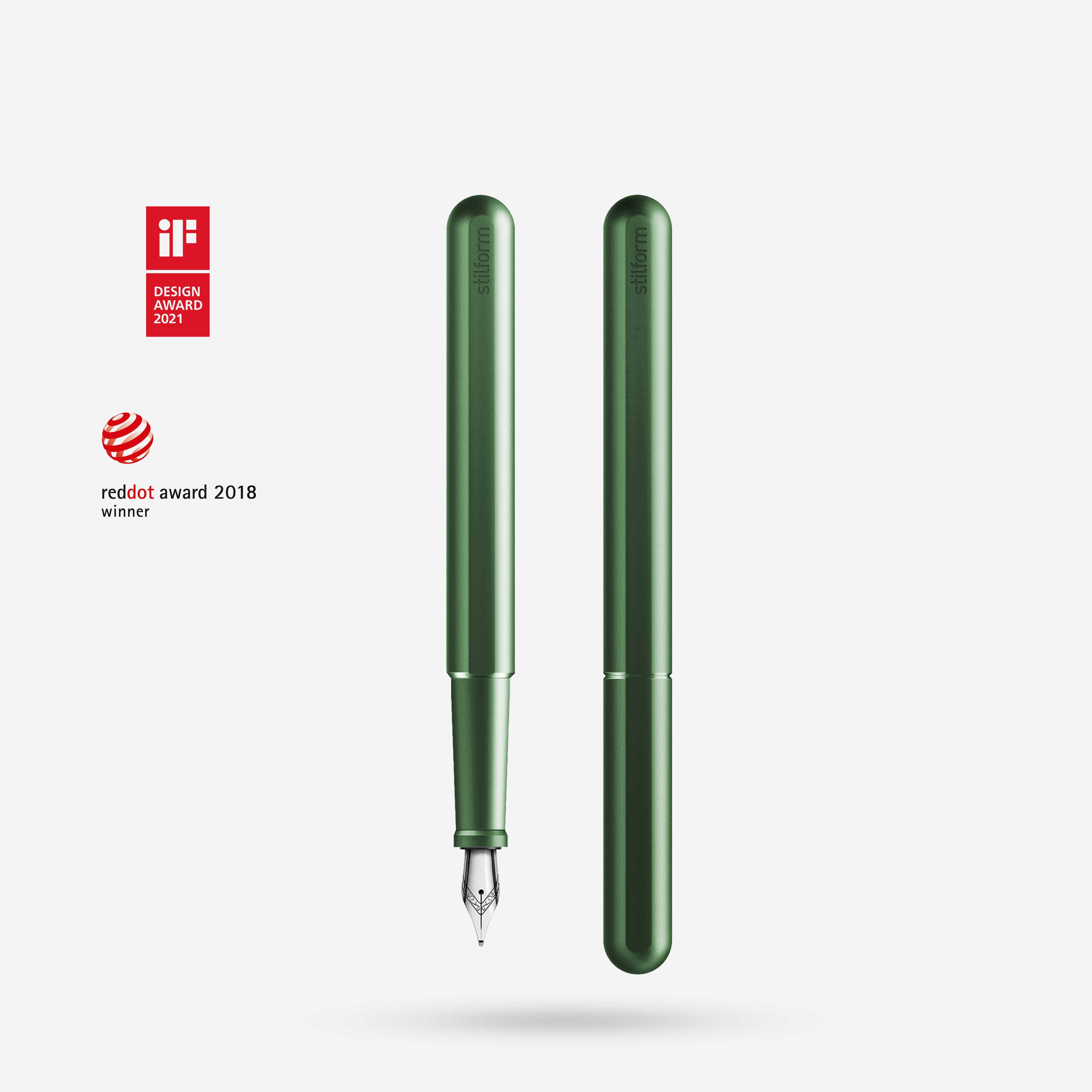 Aluminium Füllfederhalter in Aurora Green mit polierter Stahlfeder, Vorder- und Rückansicht, daneben Design-Auszeichnungen