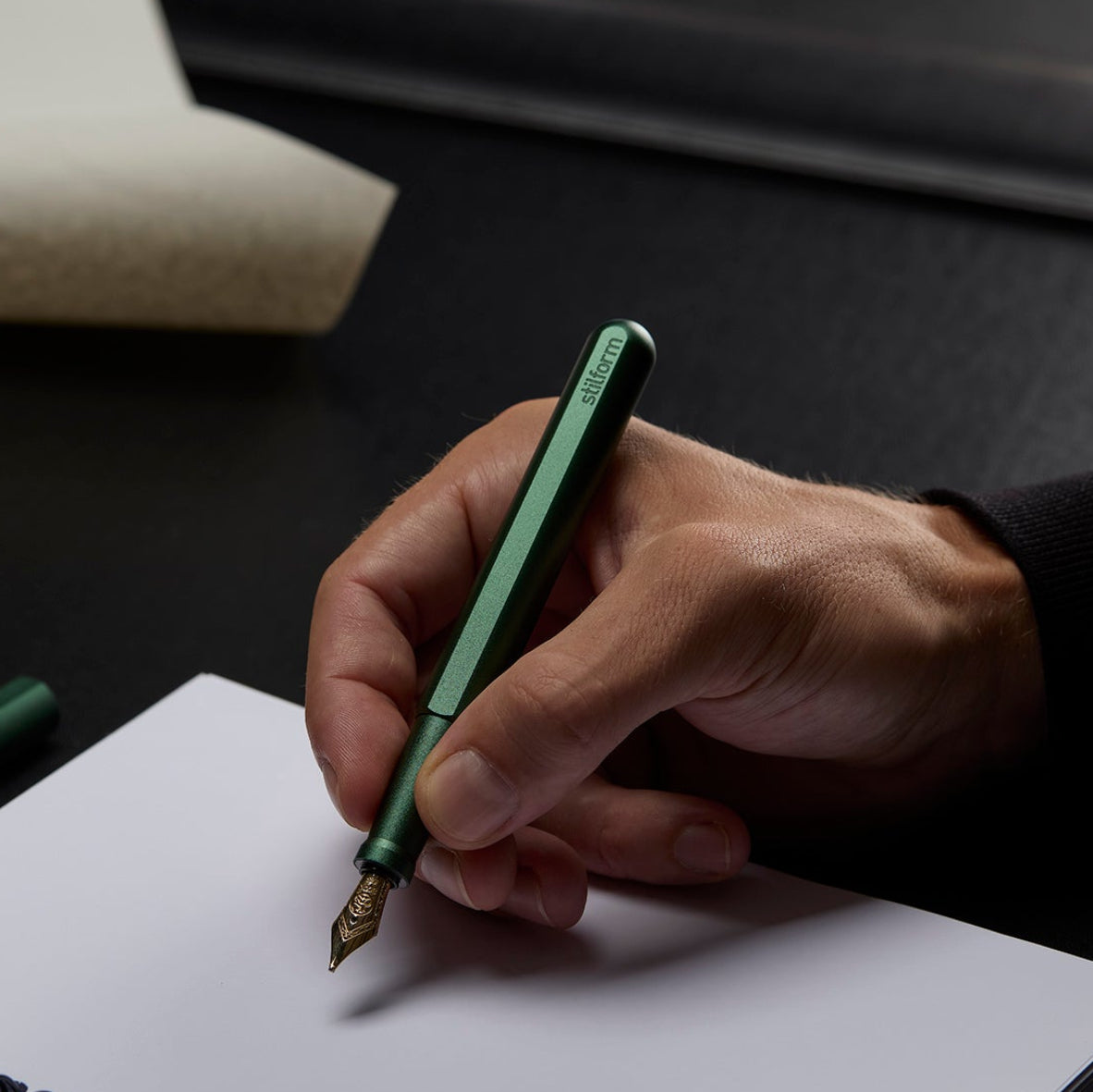 Füllfederhalter INK in Aurora Green  mit 14 Karat Goldfeder beim Schreiben auf weißem Papier