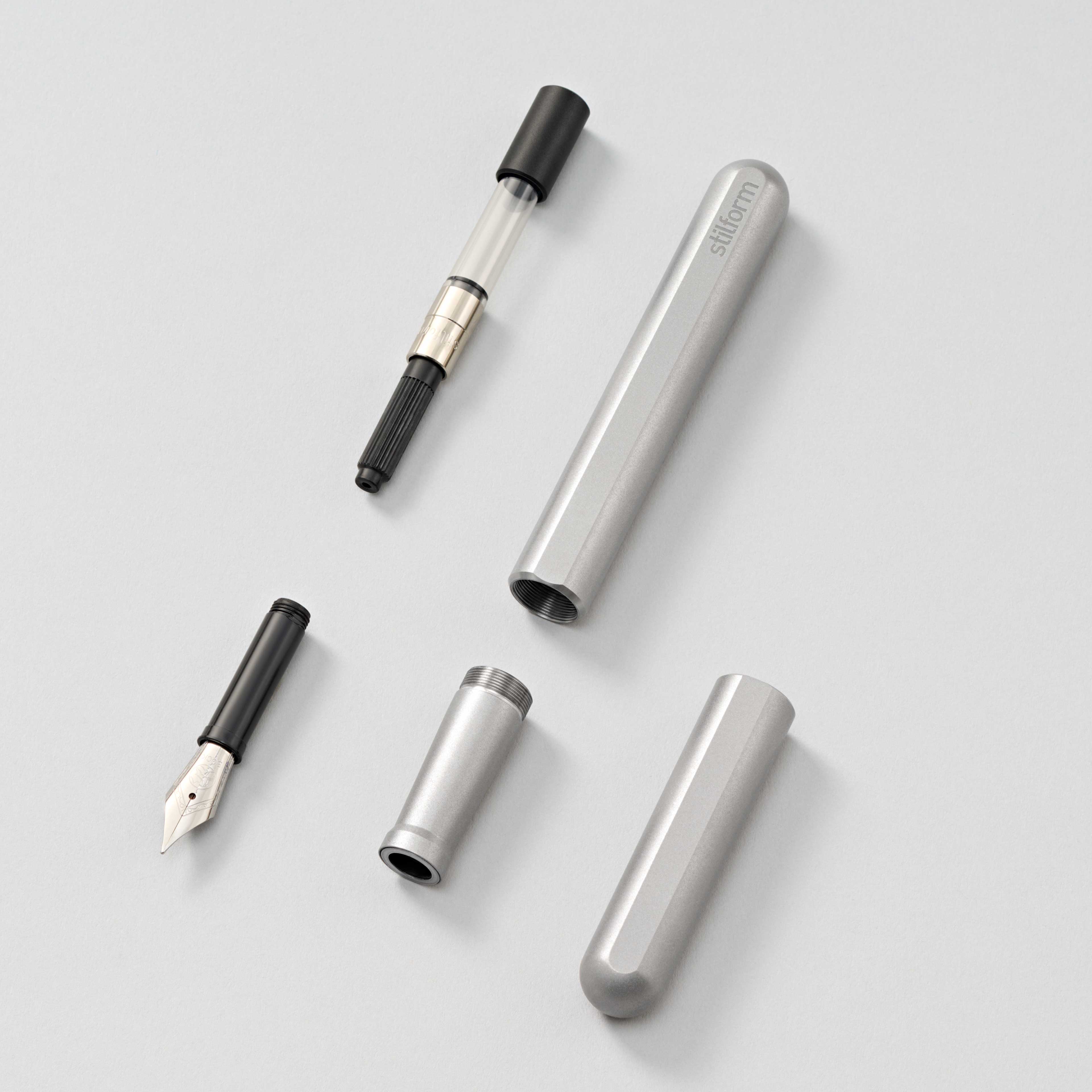 Füllfederhalter Ink in Comet Grey mit Tintenkonverter und Stahlfeder zerlegt