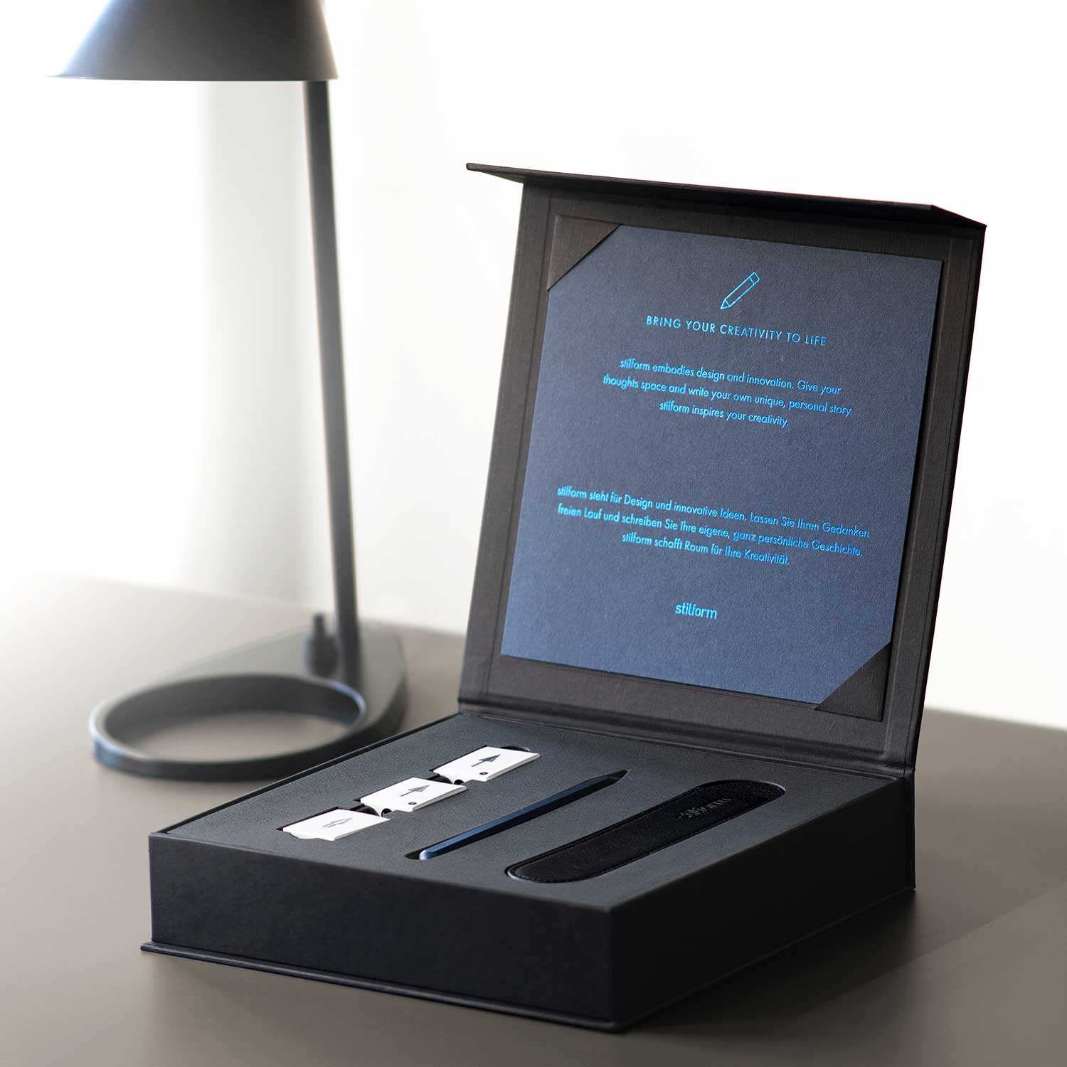 Geschenkbox Night Sky mit Füllfederhalter und Zubehör auf modernem Schreibtisch