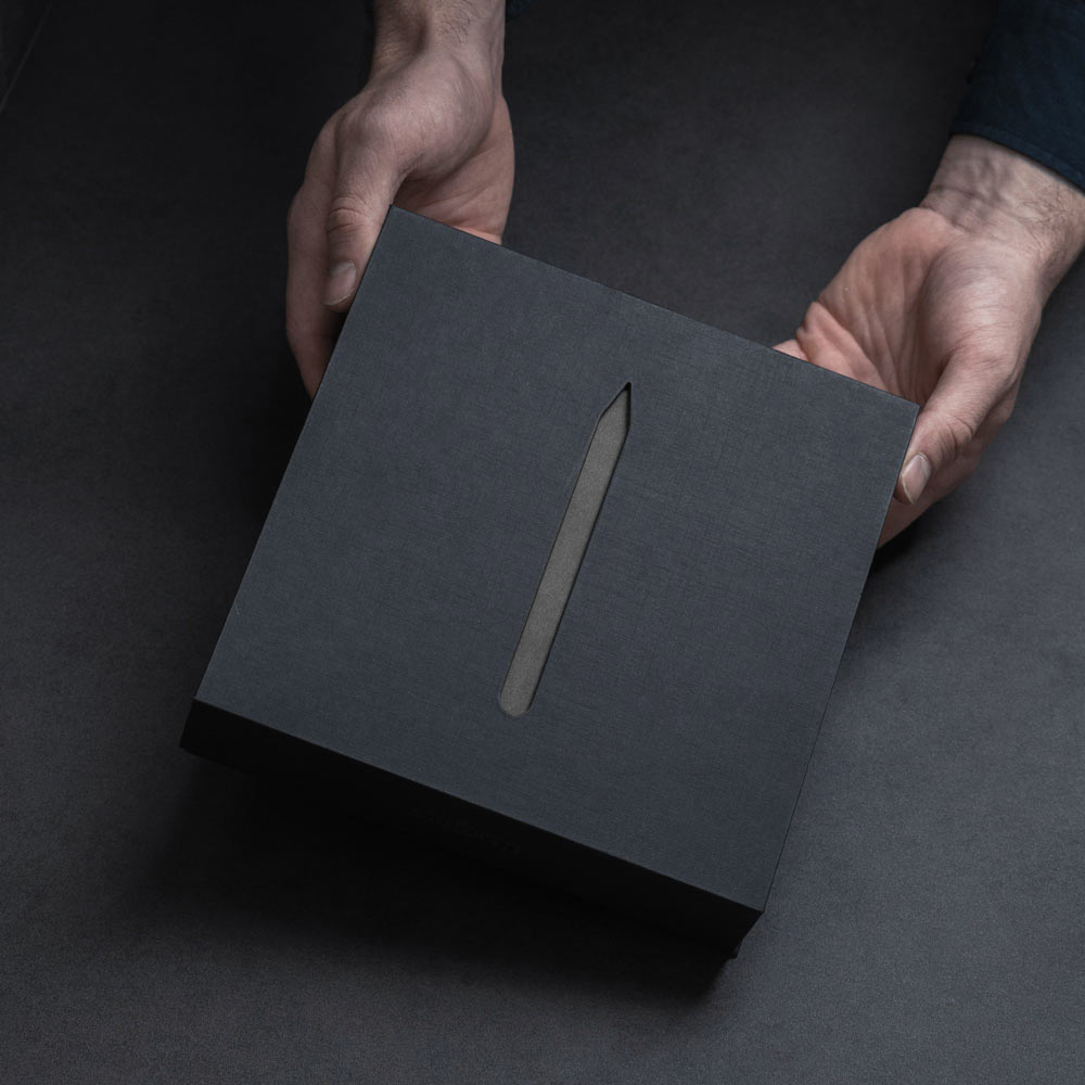 Geschenkbox Messing in beiden Händen gehalten