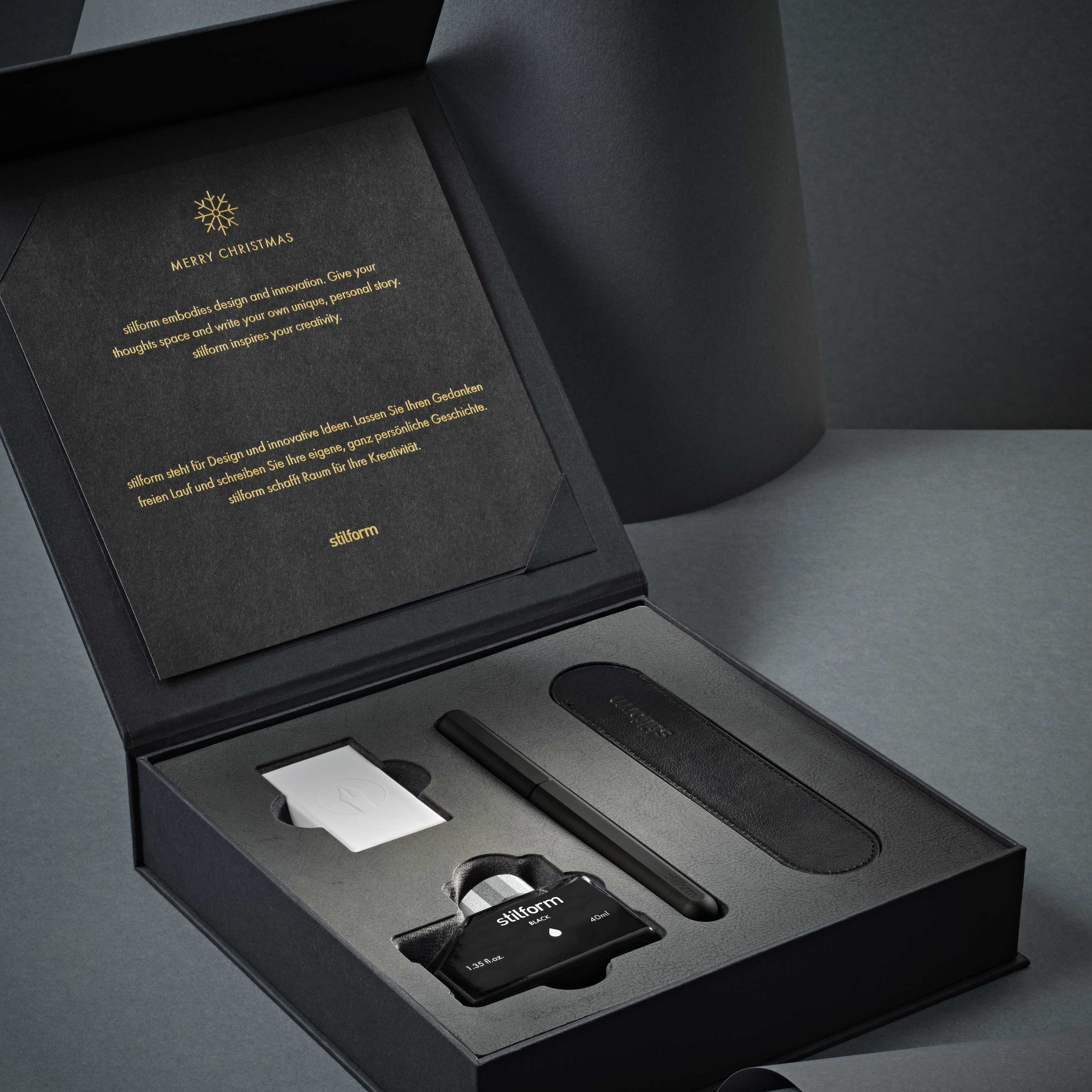 Geschenkbox Füllfederhalter Titan auf grauem Untergrund