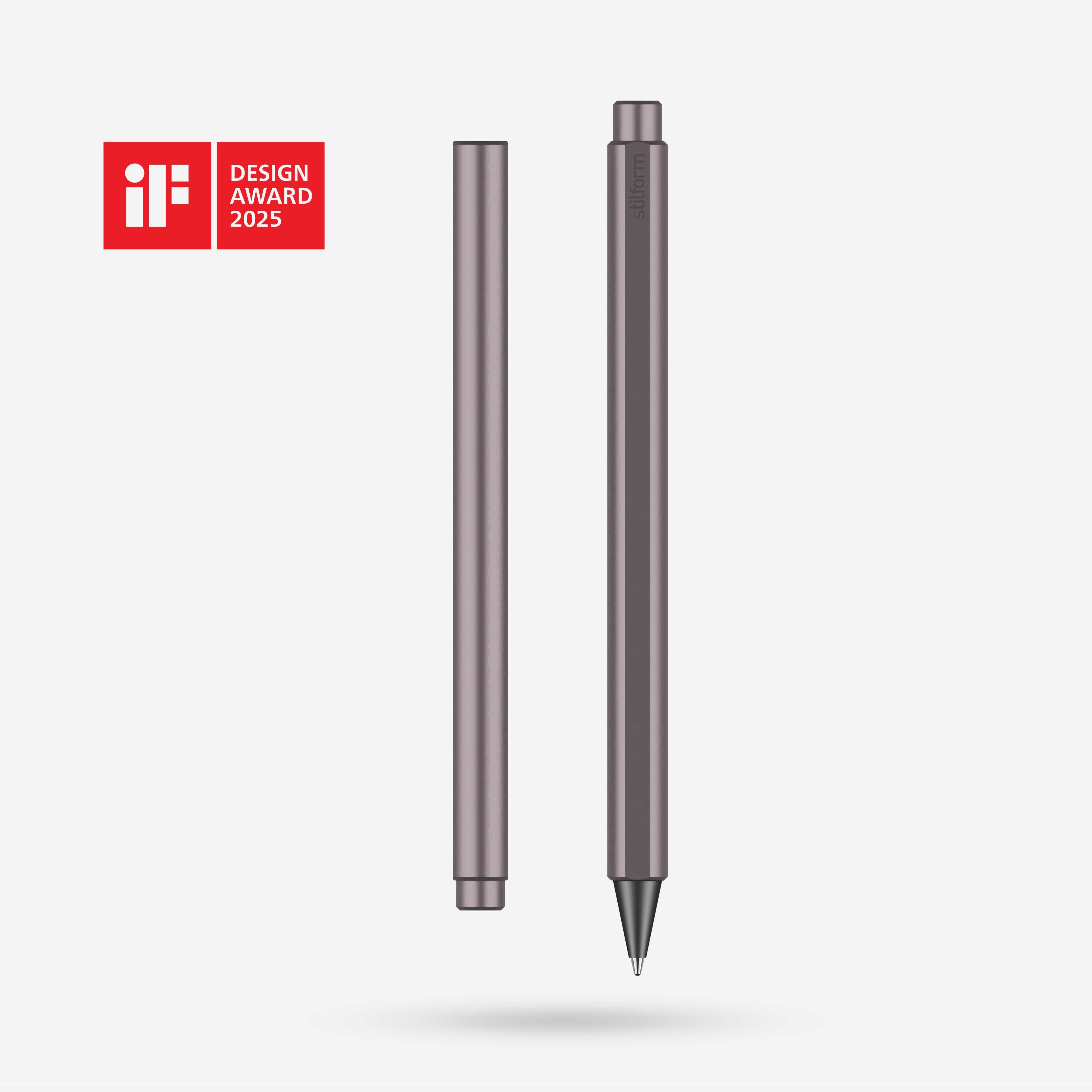 Tintenroller Aluminium Flow in Velvet Berry, Vorder- und Rückansicht, daneben Design-Auszeichnungen