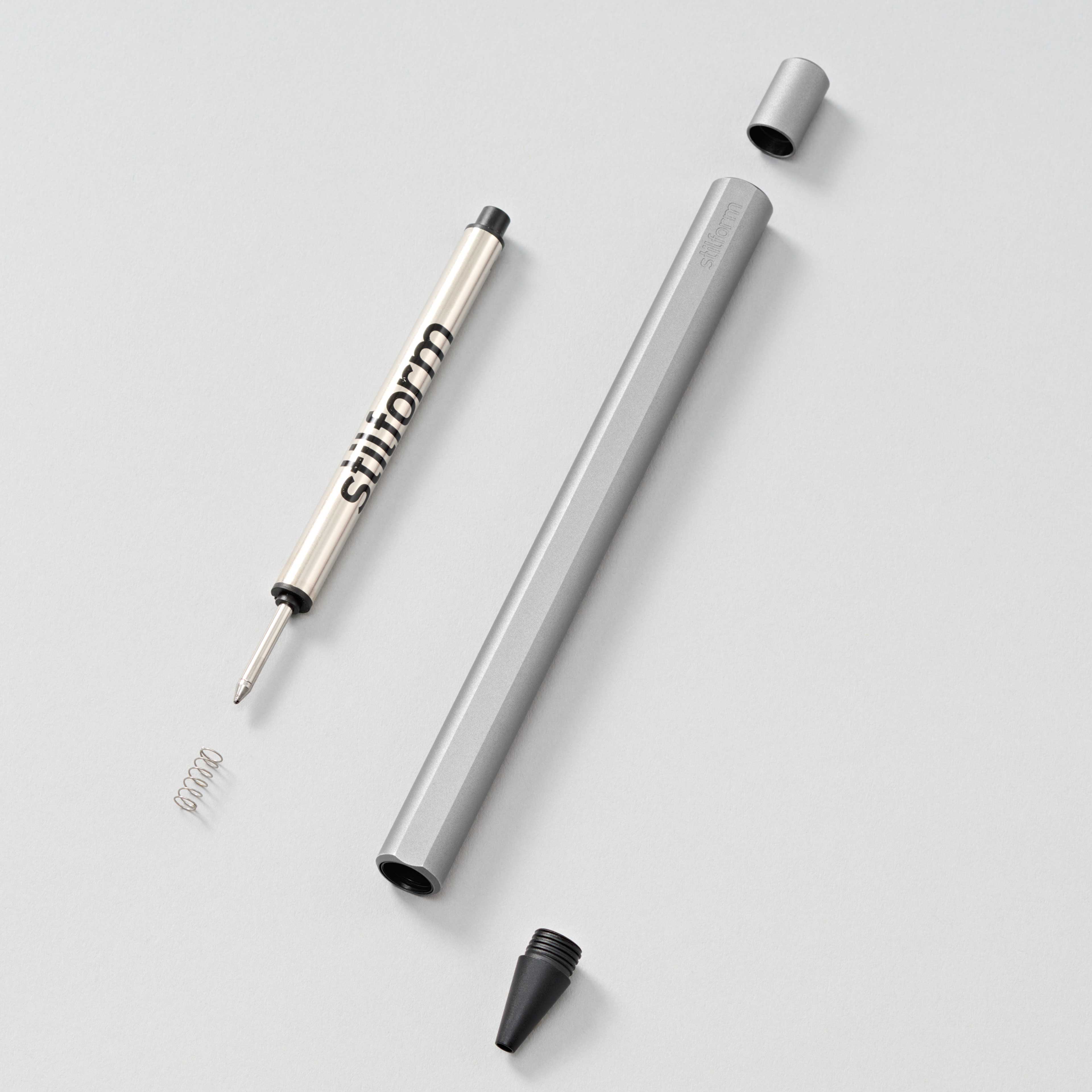 Tintenroller in Comet Grey zerlegt mit schwarzer Ersatzmine und Feder